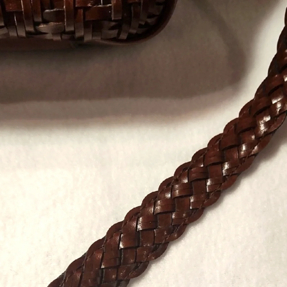 Elegant Brown Woven Crossbody Bag - Picture 3 of 8